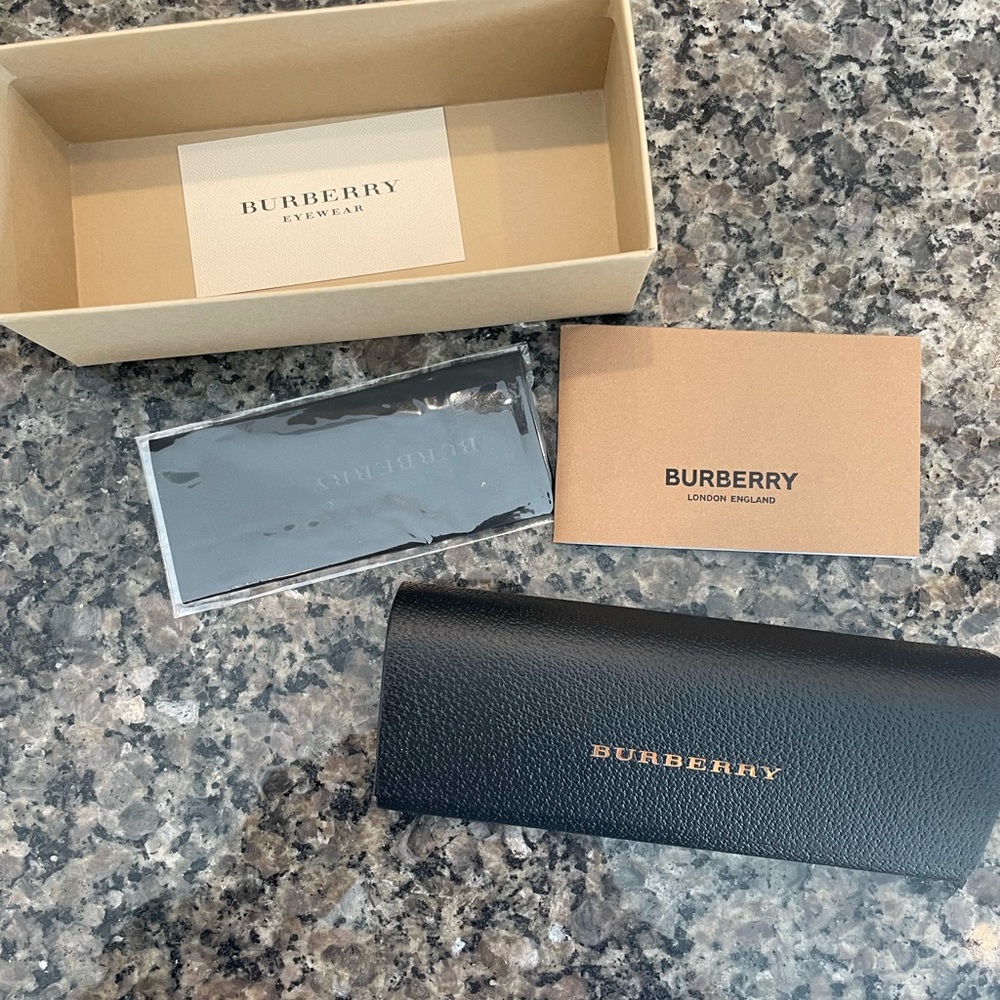 Burberry Limited Edition BE3080 sunglasses. Great condition - Picture 5 of 11